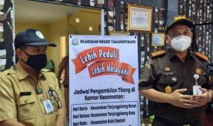 Kejari Tanjungpinang Joko Yuono dan Camat saat meluncurkan Pelayanan Pengambilan Tilang di Kecamatan