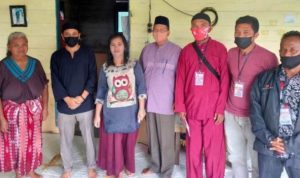 Kepala dinas sosial kabupaten Lingga bersama kepala desa serta perangkatnya kamtibmas dan para pemuda mendatangi rumah keluarga Widi pada Jumat 9 4 2021 sore