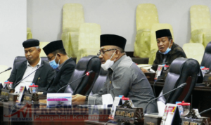 Ketua Fraksi PDI Perjuangan DPRD Kepri Lis Darmansyah tampak kecewa dengan absenya sejumlah pemangku kebijakan di OPD Kepri pada Sidang Paripurna Ranperda Perseroda