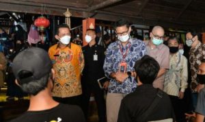 Menteri Pariwisata Sandiaga Uno dan Gubernur Kepri Ansar Ahmad meninjau pelaksanaan vaksinasi COVID 19 bagi para pelaku wisata.