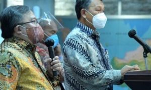 Menteri Riset dan Teknologi Bambang Brodjonegoro didampingi oleh Menteri Energi dan Sumber Daya Mineral Arifin Tasrif menyampaikan keterangan pers di Kantor Presiden .