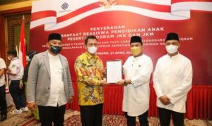 Penyerahan beasiswa manfaat dari Program Jamsostek JKK dan JKM kepada Gubernur Kepri