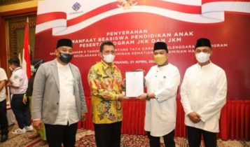 Penyerahan beasiswa manfaat dari Program Jamsostek JKK dan JKM kepada Gubernur Kepri Penyerahan beasiswa manfaat dari Program Jamsostek JKK dan JKM kepada Gubernur Kepri