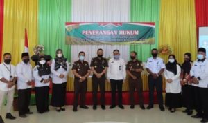 Plt Sekretaris dinas Pendidikan M.Yunus dan Asisten Intelijen Kejaksaan Tinggi Kepri bersama sejumlah Guru dan Pengawas foto bersama usai melakukan penerangan Hukum di SMK Negeri 2 Tanjungpinang