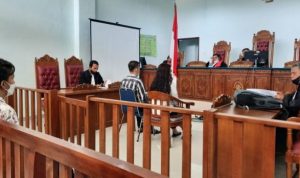 Sidang pembacaan dakwaan pasangan Suami Isteri Syarifah dan suaminya Fardian atas dugaan Mengedarkan Memiliki dan menggunakan narkoba sabu berlsangsung di PN Tanjungpinang