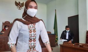 Terdakwa dugaan penggunaan Titel Palsu Anggota DPRD Tanjungpinang Rini Pratiwi saat disidang di PN Tanjungpinang.