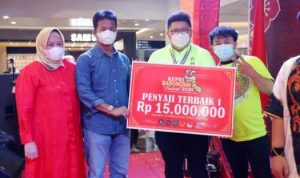 Wagub Kepri Hj Marlin Agustina bersama Wali Kota Batam H Muhammad Rudi menyerahkan hadiah utama kepada pemenang Kepri Barongsai Festival 2021