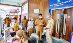Wakil Bupati Bntan saat melihat langsung proses pelayanan adinistrasu Kependudukan di Disdukcapil kabupaten Bintan