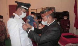 Wakil Bupati Lingga Neko Wesha Pawelloy melantik Syawan Akbar sebagai pejabat sementara Kepala Desa Kades Pantai Harapan