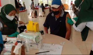 500 warga Dabo Singkep dari unsur pelayan publik hingga lansia mengikuti vaksinasi massal berlangsung di Gedung Nasional Dabo Singkep.