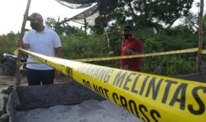 Aparat Satreskrim Polres Bintan memasang tanda garis polisi polce line di lokasi tambang pasir ilegal di Bintan.