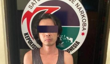 Apek 36 tersangka pemilik 4 kecil paket narkoba jenis sabu sabu yang diamankan Satres Narkoba Polres Bintan beberapa waktu lalu. Apek 36 tersangka pemilik 4 kecil paket narkoba jenis sabu sabu yang diamankan Satres Narkoba Polres Bintan beberapa waktu lalu.