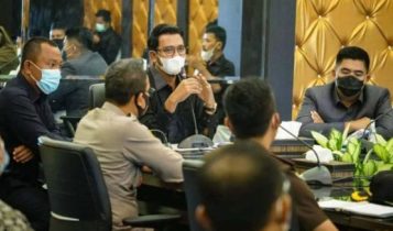 Bupati Bintan Apri sujadi saat memberikan pengarahan kepada para staf dan bawahannya.