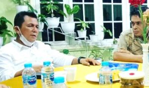 Direktur BUMD PT.Pembangunan Kepri Azwardi saat melakukan pertemuan dengan Gubernur Kepri Ansar Ahmad Ansar Ahmad