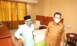 Gubernur Kepri Ansar Ahmad didampingi Kepala Bapelkes Batam Asep Zaenal Mustafa saat meninjau kondisi ruang isolasi karantina pasien COVID 19 kategori tanpa gejala.