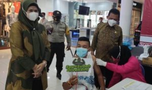 Gubernur Kepri H Ansar Ahmad saat meninjau pelaksanaan vaksinasi massal di TCC Mall Kota Tanjungpinang