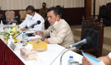 Gubernur Kepulauan Riau H Ansar Ahmad saat memimpin Rakor Pengembangan Bandara Raja Haji Abdullah Karimun Gubernur Kepulauan Riau H Ansar Ahmad saat memimpin Rakor Pengembangan Bandara Raja Haji Abdullah Karimun