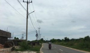Jaringan listrik dan lampu PJU di Jalan Pasar Baru Bintan Utara menuju Tanjung Permai Seri Kuala Lobam yang mati di malam hari dan nyala di siang bolong itu.