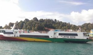 Kapal MV Lintas Kepri saat sandar di Pelabuhan Pulau Dompak Tanjungpinang.
