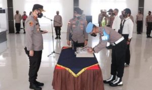 Kapolres Lingga AKBP Arief Robby Rachman menyaksikan para staf dan anggota di lingkup Polres Lingga menandatangani Fakta Integritas Anti Narkoba di Mapolres Lingga scaled