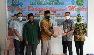 Kejati Kepri saat memberikan bantuan dan Bingkisan pada Anak Yatim di Panti Asuhan