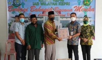Kejati Kepri saat memberikan bantuan dan Bingkisan pada Anak Yatim di Panti Asuhan Kejati Kepri saat memberikan bantuan dan Bingkisan pada Anak Yatim di Panti Asuhan