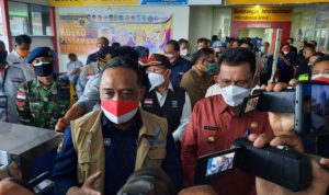 Kepala BP2MI Benny Ramdhani dan Gubernur Kepri Ansar Ahmad saat melakukan penjemputan PMI Deportasi Malaysia di Pelabuhan Sri Bintan Pura Tanjungpinang