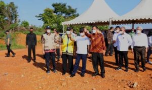 Kepala Staf Presiden Moeldoko Ditjen Bina Marga Kementerian PUPR dan Gubernur Kepri Ansar Ahmad saat melakukan Peninjauan Landing poin titik lokasi pembangunan Jembatan Batam Bintan di Batam.