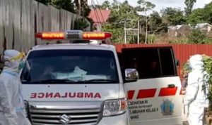 Mobil milik Kantor Kesehatan Pelabuhan KKP Kelas ll Tanjungpinang yang mengantar 23 awak KN Andhara yang terpapar Covid ke lokasi isolasi.