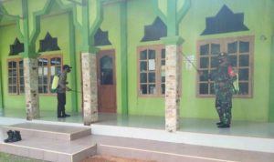 Persiapan Sholat Idul Fitri TNI dan Polri di Lingga Disinfektan Masjid