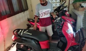 Salah satu korban pencruaan Mortor saat melihat BB sepeda motor di Polsek Tanjungpinang Timur