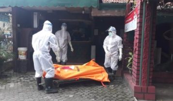Satgas Covid saat melakukan evakuasi Jazad almarhum Zaki yang diduga meninggal akibat positif Covid 19 Satgas Covid saat melakukan evakuasi Jazad almarhum Zaki yang diduga meninggal akibat positif Covid 19