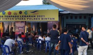 Warga calon penumpang Pelabuhan ASDP Tanjung Uban tampak antre menunggu giliran tes GeNose