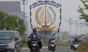 Aktivitas di sekitar Tugu Provinsi Kepri di jalan bundaran kawasan Pemerintahan Provinsi Kepri Pulau Dompak Tanjungpinang.
