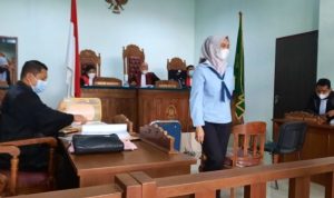 Anggta DPRD Kepri Terdakwa Rini Prtiwi saat diperiksa sebagai Terdakwa dalam dugaan Gelar Akademik Palsu MM.Pd di PN Tanjungpinang