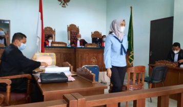 Anggta DPRD Kepri Terdakwa Rini Prtiwi saat diperiksa sebagai Terdakwa dalam dugaan Gelar Akademik Palsu MM.Pd di PN Tanjungpinang Anggta DPRD Kepri Terdakwa Rini Prtiwi saat diperiksa sebagai Terdakwa dalam dugaan Gelar Akademik Palsu MM.Pd di PN Tanjungpinang