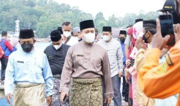 Bupati Lingga M Nizar saar meresmikan aliran listrik dan air bersih di Pulau Lipan. Bupati Lingga M Nizar saar meresmikan aliran listrik dan air bersih di Pulau Lipan.