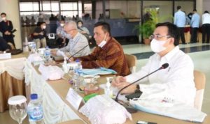 Gubernur Kepri Ansar Ahmad beraama Deputi dewan kawasan Nasional saat melaksanakan Rakor Finalisasi Kawasan Perdagangan Bebas BBK di Batam