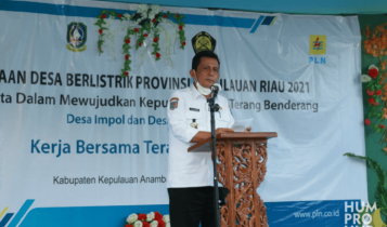 Gubernur Kepri Ansar Ahmad saat meresmikan penggunaan listrik di dua desa kabupaten Anambas
