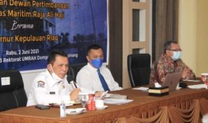 Gubernur Kepri H Ansar Ahmad saat melakukan Rapat Kerja bersama Pimpinan dan Dewan Pertimbangan UMRAH di Ruang Tanjak Lantai 3 Dompak Tanjungpinang
