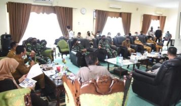 Gubernur Kepri dan Bupati serta Forkominda saat melaksanakan Rapat Percepatan Vaksinasi dalam menekan angka penyebaran Covid 19 di Lingga Gubernur Kepri dan Bupati serta Forkominda saat melaksanakan Rapat Percepatan Vaksinasi dalam menekan angka penyebaran Covid 19 di Lingga