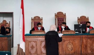 Jaksa Penuntut Umum Sari Lubis SH saat membacakan Tuntutan Tiga Terdakwa Pemilik dan Pengedar Narkoba sabu selama 10 tahun poenjara dalam sidang lanjutan secara daring di PN Tanjungpinang