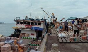 Kapal Sembako dari Jambi akhirnya kembali berlayar ke Dabo Singkep Lingga kesibukan aktivitas bongkar muat Bahan Sembo dan ekonomi lingga kembali menggeliat