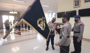Kapolda Kepulauan Riau Irjen Pol Dr Aris Budiman MSi saat memimpin Upacara Pencucian Pataka Polda Kepri Seligi Sakti Marwah Negeri berlangsung di Lobi Utama Polda Kepri