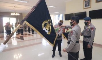 Kapolda Kepulauan Riau Irjen Pol Dr Aris Budiman MSi saat memimpin Upacara Pencucian Pataka Polda Kepri Seligi Sakti Marwah Negeri berlangsung di Lobi Utama Polda Kepri