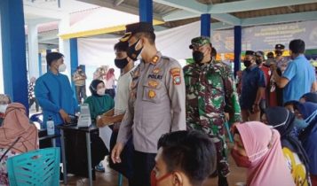 Kapolres Bintan AKBP Bambang Sugihartono meninjau langsung kegiatan vaksinasi massal bersempena hari Bhayangkara ke 75 Tahun 2021 Kapolres Bintan AKBP Bambang Sugihartono meninjau langsung kegiatan vaksinasi massal bersempena hari Bhayangkara ke 75 Tahun 2021