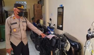 Kapolsek Tanjungpiang timur AKP Syafrudi saat menunjukan barag Bukti Motor Curian Tersangka Azwar di Mapolsek Tanjungpinang Timur
