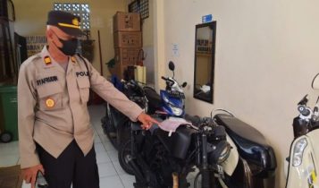 Kapolsek Tanjungpiang timur AKP Syafrudi saat menunjukan barag Bukti Motor Curian Tersangka Azwar di Mapolsek Tanjungpinang Timur Kapolsek Tanjungpiang timur AKP Syafrudi saat menunjukan barag Bukti Motor Curian Tersangka Azwar di Mapolsek Tanjungpinang Timur
