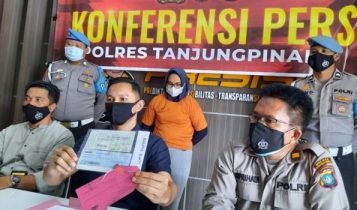 Kasat Reskrim Polres Tanjungpinang AKP.Rio Reza Parindra dan Kasubag Humas Polres Ipda Supriadi saat ekspos penetapan Oknum ASN Pemko Tanjungpinang Vs Vinna Saktiani sebagai Tersangka penipuan Kasat Reskrim Polres Tanjungpinang AKP.Rio Reza Parindra dan Kasubag Humas Polres Ipda Supriadi saat ekspos penetapan Oknum ASN Pemko Tanjungpinang Vs Vinna Saktiani sebagai Tersangka penipuan