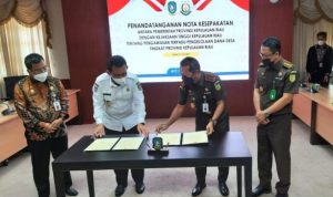 Kepala Kejaksaan Tinggi Kepri HariSetiyono didampingi Asisten Intelijen Kejati Kepri Agus Sunaryo dan Gubernur Kepri didampingi Sekda keepri TS.Arif Fadillah saat penandatanganan MoU Pengwasan dana Desa scaled